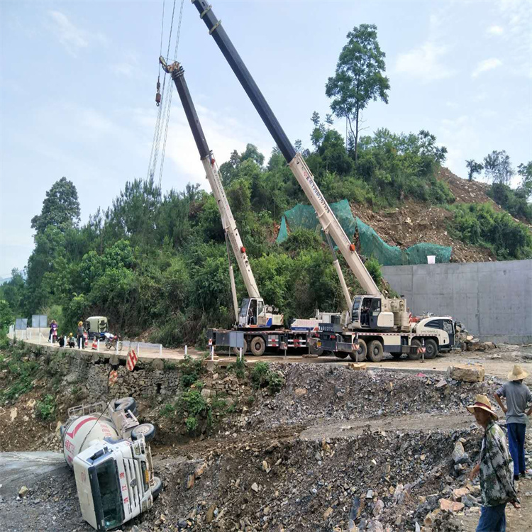 休宁县汽车掉沟里叫吊车救援要多少钱